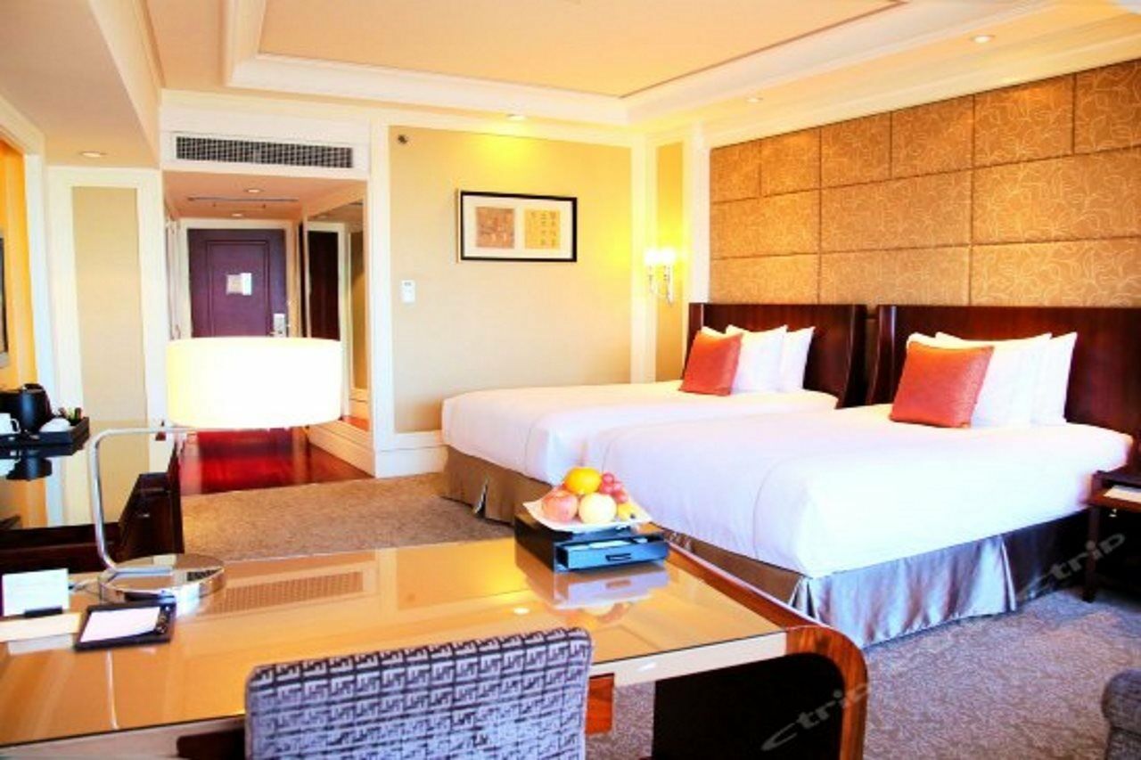Sheraton Jinan Hotel Exterior photo